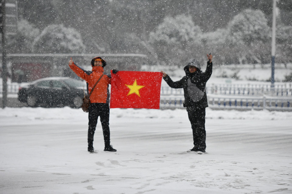 Tuyết phủ kín sân vận động diễn ra trận chung kết U23 châu Á