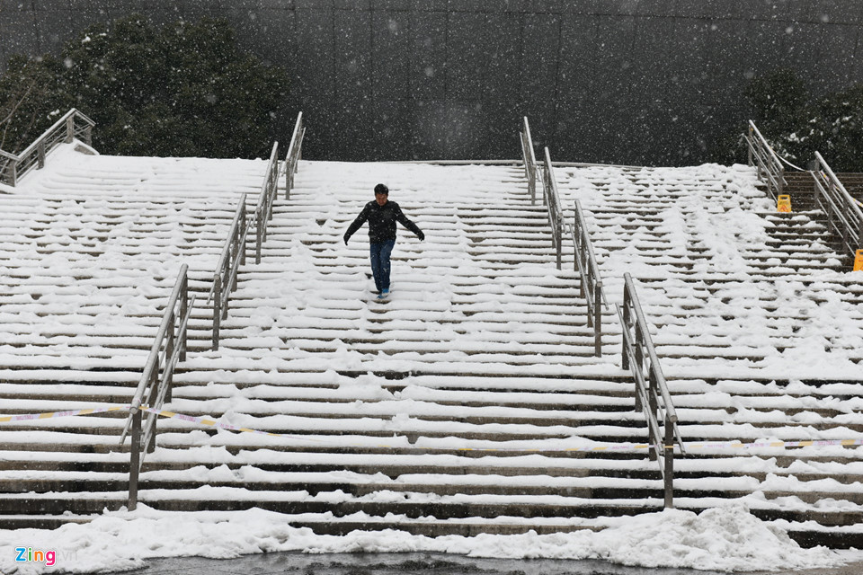 Tuyết phủ kín sân vận động diễn ra trận chung kết U23 châu Á