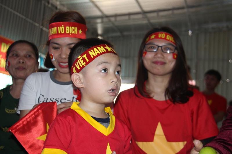 Mong U23 vô địch để bố mẹ tặng trung vệ Tiến Dũng quà vô giá Mong U23 vô địch để bố mẹ tặng trung vệ Tiến Dũng quà vô giá