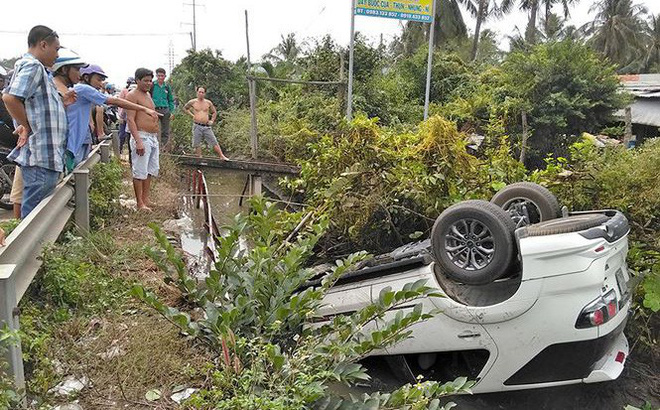 Xe 7 chỗ lật ngửa dưới mương nước, 4 người hút chết