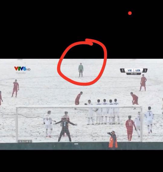 Bùi Tiến Dũng biết Quang Hải sẽ đá phạt vào nên bỏ luôn khung thành ra giữa sân xem cho tiện?