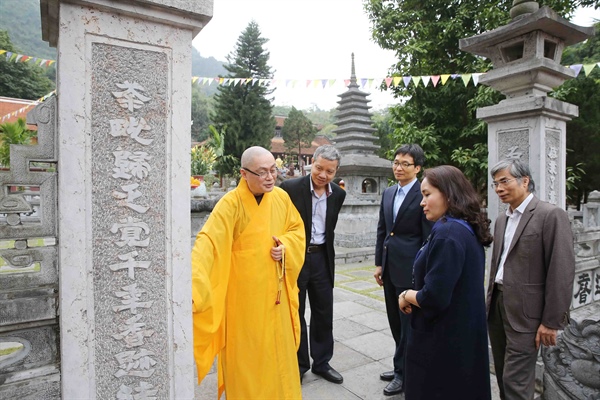 Phó thủ tướng Vũ Đức Đam kiểm tra đền Trần và chùa Hương trước mùa lễ hội