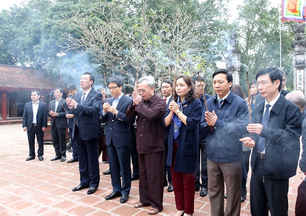 Phó thủ tướng Vũ Đức Đam kiểm tra đền Trần và chùa Hương trước mùa lễ hội