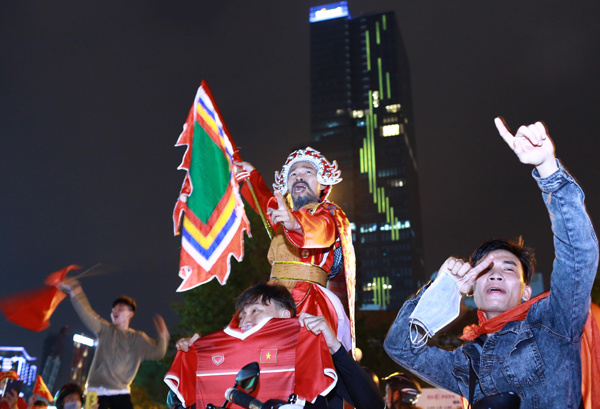 Người hâm mộ vẫn xuống đường hô vang Việt Nam sau trận chung kết