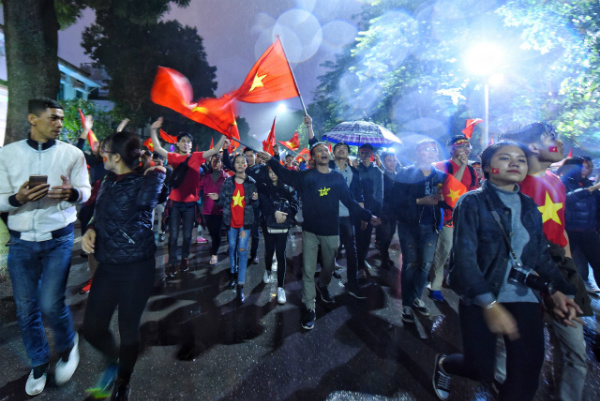 Người hâm mộ vẫn xuống đường hô vang Việt Nam sau trận chung kết