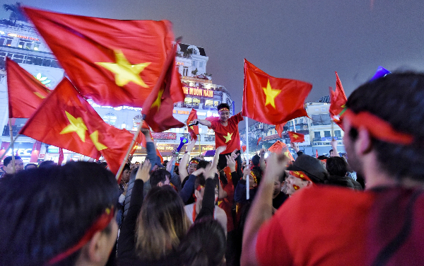 Người hâm mộ vẫn xuống đường hô vang Việt Nam sau trận chung kết