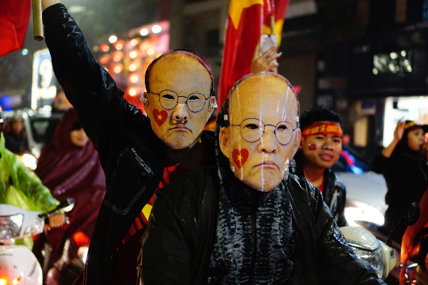 Người hâm mộ vẫn xuống đường hô vang Việt Nam sau trận chung kết