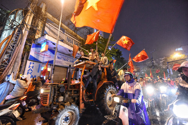 Người hâm mộ vẫn xuống đường hô vang Việt Nam sau trận chung kết