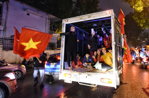 Người hâm mộ vẫn xuống đường hô vang Việt Nam sau trận chung kết
