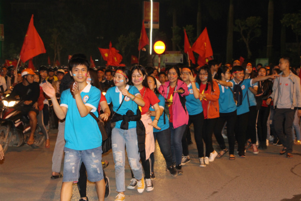 Người hâm mộ vẫn xuống đường hô vang Việt Nam sau trận chung kết Người hâm mộ vẫn xuống đường hô vang Việt Nam sau trận chung kết