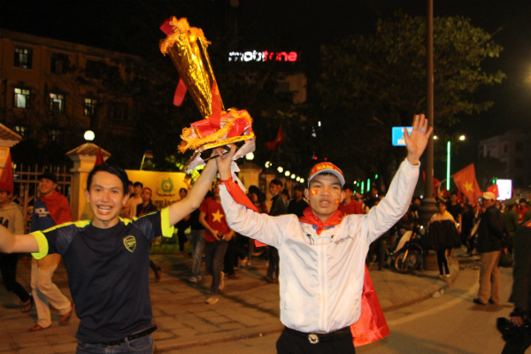 Người hâm mộ vẫn xuống đường hô vang Việt Nam sau trận chung kết Người hâm mộ vẫn xuống đường hô vang Việt Nam sau trận chung kết