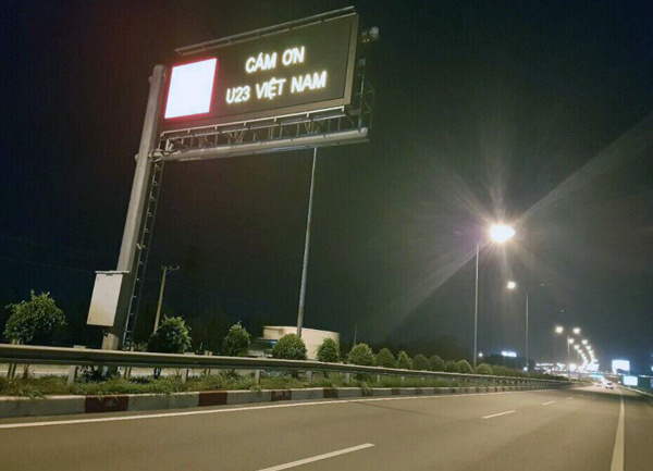 Người hâm mộ vẫn xuống đường hô vang Việt Nam sau trận chung kết Người hâm mộ vẫn xuống đường hô vang Việt Nam sau trận chung kết