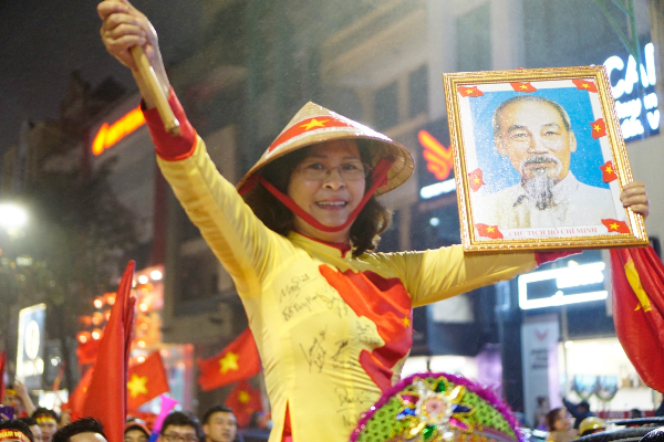 Người hâm mộ vẫn xuống đường hô vang Việt Nam sau trận chung kết Người hâm mộ vẫn xuống đường hô vang Việt Nam sau trận chung kết