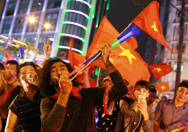 Người hâm mộ vẫn xuống đường hô vang Việt Nam sau trận chung kết