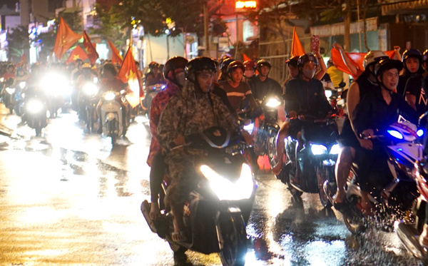 Người hâm mộ vẫn xuống đường hô vang Việt Nam sau trận chung kết