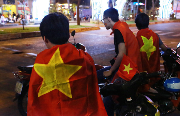 Người hâm mộ vẫn xuống đường hô vang Việt Nam sau trận chung kết