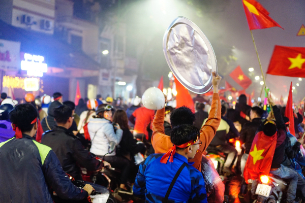 Người hâm mộ vẫn xuống đường hô vang Việt Nam sau trận chung kết Người hâm mộ vẫn xuống đường hô vang Việt Nam sau trận chung kết