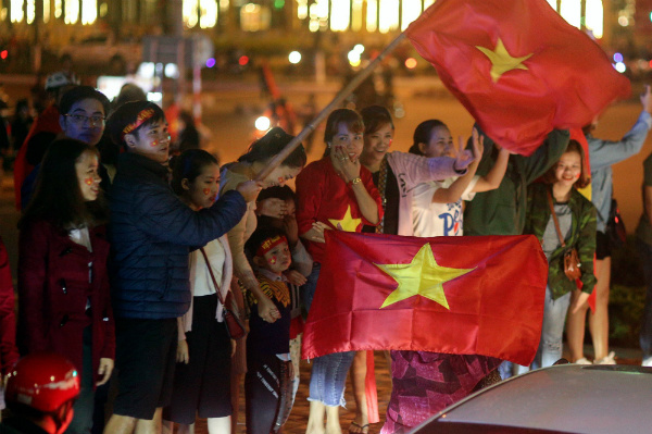 Người hâm mộ vẫn xuống đường hô vang Việt Nam sau trận chung kết