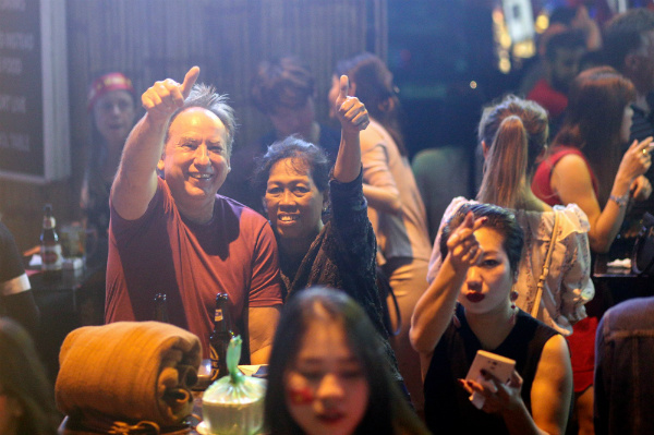 Người hâm mộ vẫn xuống đường hô vang Việt Nam sau trận chung kết