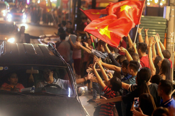 Người hâm mộ vẫn xuống đường hô vang Việt Nam sau trận chung kết