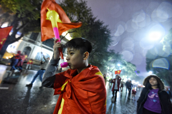 Người hâm mộ vẫn xuống đường hô vang Việt Nam sau trận chung kết