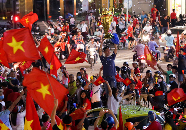 Người hâm mộ vẫn xuống đường hô vang Việt Nam sau trận chung kết