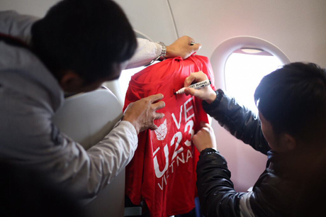 Các cầu thủ U23 Việt Nam trở về giữa biển người chào đón