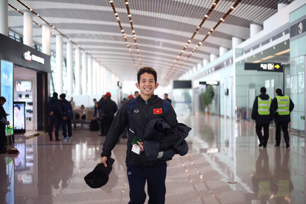 Các cầu thủ U23 Việt Nam trở về giữa biển người chào đón