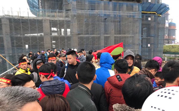 Các cầu thủ U23 Việt Nam trở về giữa biển người chào đón