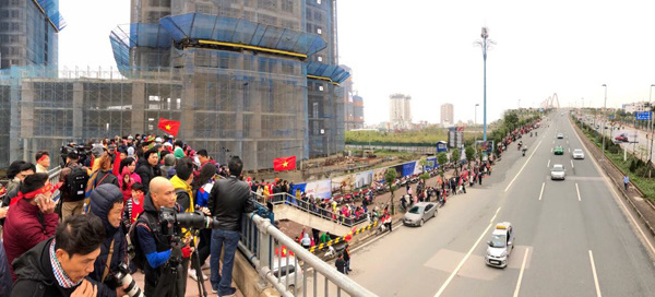 Các cầu thủ U23 Việt Nam trở về giữa biển người chào đón