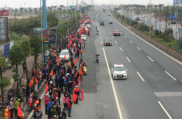 Các cầu thủ U23 Việt Nam trở về giữa biển người chào đón