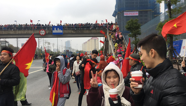 Các cầu thủ U23 Việt Nam trở về giữa biển người chào đón