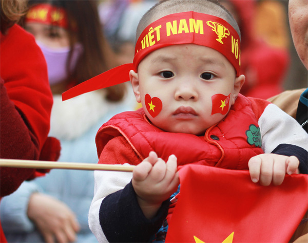 Các cầu thủ U23 Việt Nam trở về giữa biển người chào đón