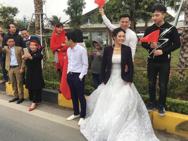 Đoàn rước dâu Lào Cai dừng giữa đường chào đón U23 Việt Nam về nước