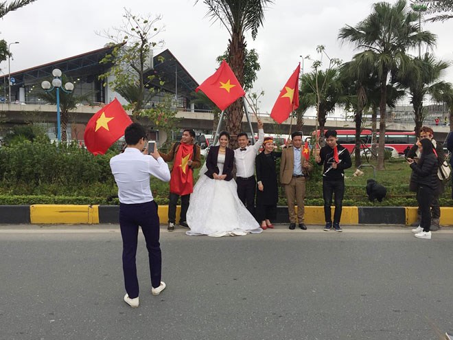 Đoàn rước dâu Lào Cai dừng giữa đường chào đón U23 Việt Nam về nước