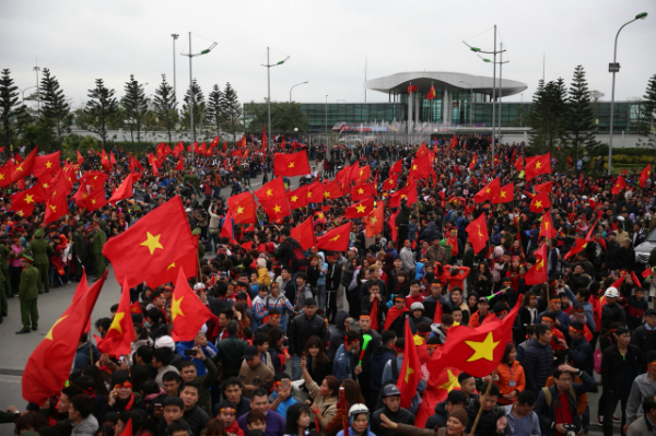 Các cầu thủ U23 Việt Nam trở về giữa biển người chào đón