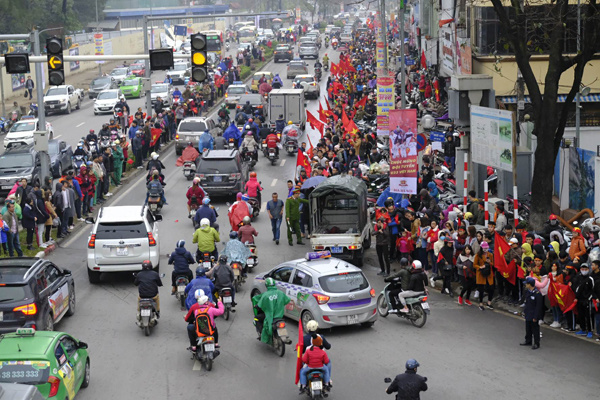 Các cầu thủ U23 Việt Nam trở về giữa biển người chào đón