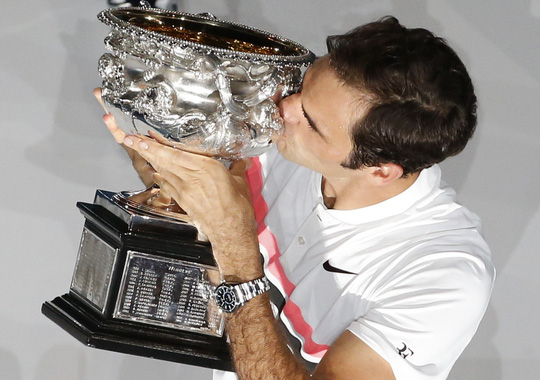 Federer bật khóc khi giữ cúp Úc mở rộng ở tuổi 36