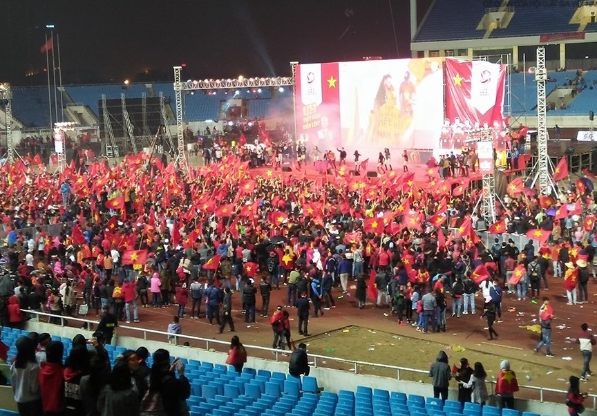 CĐV hát chúc mừng sinh nhật thủ môn Tiến Dũng ngay trên SVĐ Mỹ Đình