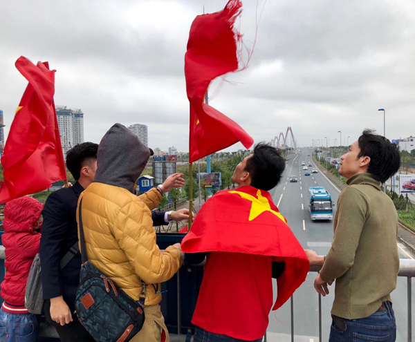 Các cầu thủ U23 Việt Nam trở về giữa biển người chào đón