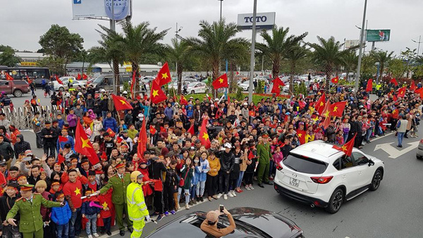 Các cầu thủ U23 Việt Nam trở về giữa biển người chào đón