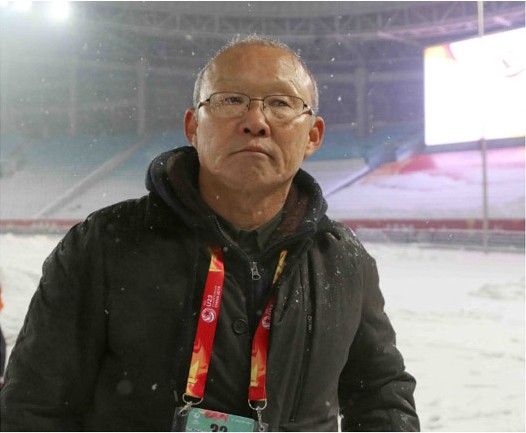 Netizen Hàn ngạc nhiên trước màn đón đội U23 của fan Việt, kháo nhau mặc áo in hình HLV Park Hang-seo khi đi du lịch Việt Nam