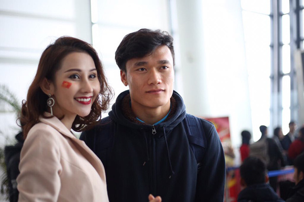 Các cầu thủ U23 Việt Nam trở về giữa biển người chào đón