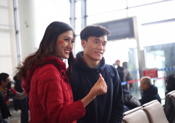 Các cầu thủ U23 Việt Nam trở về giữa biển người chào đón