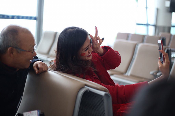 Các cầu thủ U23 Việt Nam trở về giữa biển người chào đón