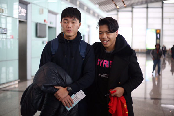 Các cầu thủ U23 Việt Nam trở về giữa biển người chào đón