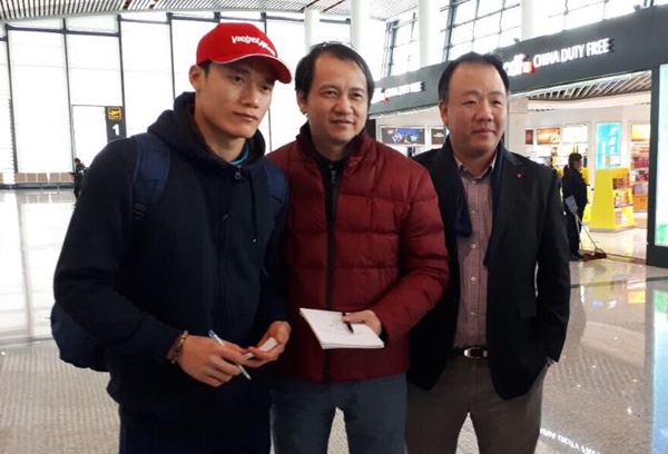 Các cầu thủ U23 Việt Nam trở về giữa biển người chào đón