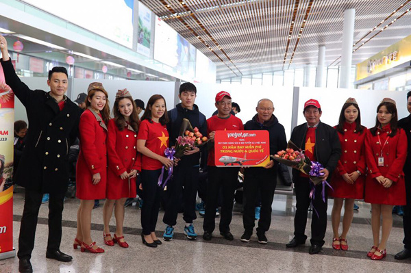 Các cầu thủ U23 Việt Nam trở về giữa biển người chào đón Các cầu thủ U23 Việt Nam trở về giữa biển người chào đón