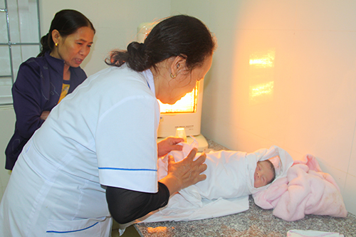 Bé trai 10 ngày tuổi bị bỏ rơi trong thùng xốp trước bệnh viện