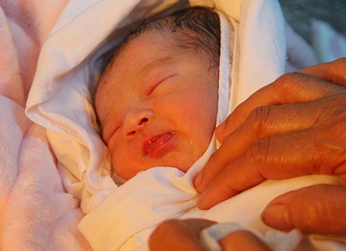 Bé trai 10 ngày tuổi bị bỏ rơi trong thùng xốp trước bệnh viện